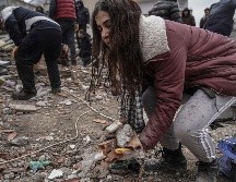 Habitantes removían escombros con sus manos para ayudar a rescatar sobrevivientes. M. Karali/AP