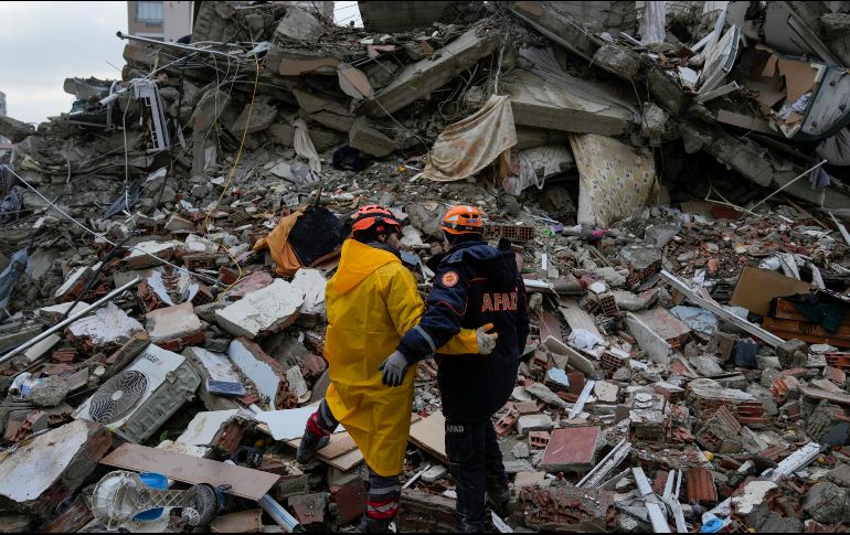 El terremoto en Turquía fue de magnitud 7.8, por lo que ha dejado miles de muertos.AP