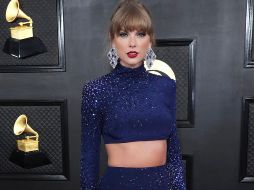 Taylow Swift asistió a la alfombra roja de los Premios Grammy 2023 con un vestido de Roberto Cavalli inspirado en el estilo de su más reciente álbum 