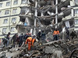 El último recuento oficial sitúa en más de tres mil 600 el número de fallecidos y al menos 16 mil heridos a causa de los devastadores terremotos que ha sacudido el sureste de Turquía. EFE / R. Tekin
