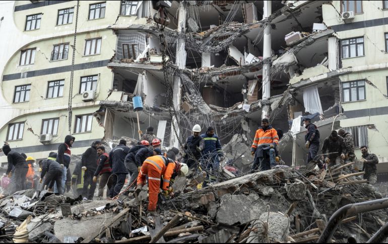 El último recuento oficial sitúa en más de tres mil 600 el número de fallecidos y al menos 16 mil heridos a causa de los devastadores terremotos que ha sacudido el sureste de Turquía. EFE / R. Tekin