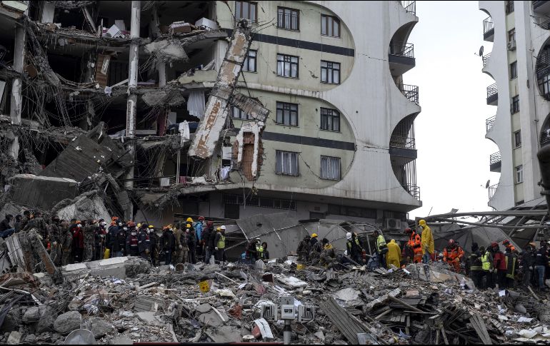 Unas 50 mil personas participan en las labores de rescate en medio de los edificios colapsados. EFE/R. Tekin