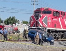 La víctima de entre 26 a 30 años viajaba en un Chevrolet Aveo, en color azul, modelo 2022 con placas de Jalisco, quedó prensada entre los fierros del automotor. ESPECIAL / Bomberos de Tlajomulco