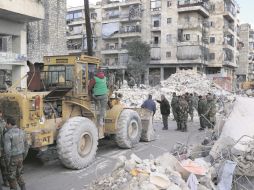Autoridades utilizan maquinaria pesada para abrirse paso entre los escombros y llevar el auxilio a más personas. EFE