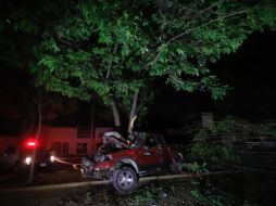 El accidente se registró esta madrugada en el cruce de Manuel Acuña y Juan Palomar y Arias. ESPECIAL/Bomberos de Guadalajara