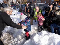 Padres de familia recogen a sus hijos tras el incidente, al parecer causado deliberadamente. AP/R. Remiorz
