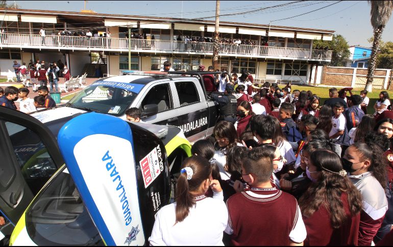 Los alumnos pudieron hacer uso de diferentes patrullas y vehículos de la Policía de Guadalajara, los cuales fueron exhibidos en el patio central de la escuela. EL INFORMADOR/A. Camacho