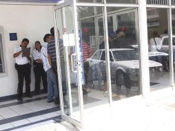 Policías implementaron un operativo de búsqueda en las inmediaciones del banco. EL INFORMADOR/ARCHIVO