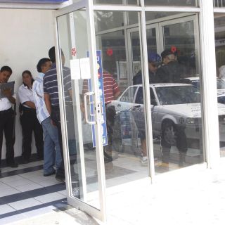 En plena fila dentro de un banco, le roban 11 mil pesos en la colonia Moderna