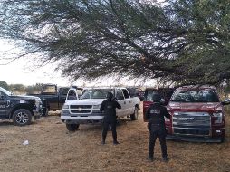 Al inspeccionar los automotores se localizaron en su interior cartuchos útiles de diversos calibres, chalecos blindados así como equipo táctico, porciones de droga y ponchallantas presuntamente lanzados por los criminales al huir. CORTESÍA / Secretaría de Seguridad