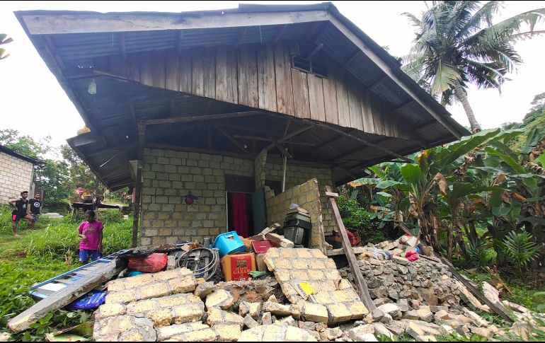 Viviendas, edificios e instalaciones médicas también sufrieron daños tras el temblor. AP