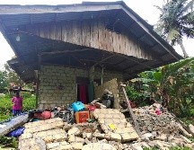 Viviendas, edificios e instalaciones médicas también sufrieron daños tras el temblor. AP