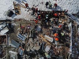 Vista aérea de rescatistas buscando sobrevivientes entre los escombros de un edificio destruido en el distrito de Besni, en la provincia de Adiyaman, Turquía. XINHUA/M. Kaya