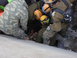 El rescate de supervivientes eleva los ánimos y aumenta las esperanzas de los trabajadores. EFE/A. Sultan