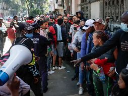 Decenas de personas provenientes de países como Haití, Venezuela, Cuba y Honduras hacen fila afuera de la Comar para poder iniciar sus trámites migratorios y regularizar su estadía en México. SUN/D. Sánchez