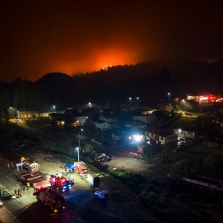 Decretan toque de queda en zonas de incendios en Chile