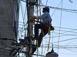 En un video se observa a los supuestos trabajadores extorsionar a una mujer mayor. SUN