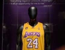 La casa de subastas Sotheby's vendió este jueves la casaca del memorable Kobe Bryant. AFP/