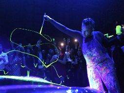 El artista intervino un automóvil de lujo enmarcada la actividad por una atmósfera en destellos neón que provenían de la obra expuesta y además con música de DJ de fondo. EL INFORMADOR / A. Camacho