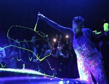 El artista intervino un automóvil de lujo enmarcada la actividad por una atmósfera en destellos neón que provenían de la obra expuesta y además con música de DJ de fondo. EL INFORMADOR / A. Camacho