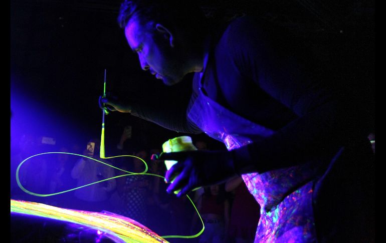 El artista intervino un automóvil de lujo enmarcada la actividad por una atmósfera en destellos neón que provenían de la obra expuesta y además con música de DJ de fondo. EL INFORMADOR / A. Camacho