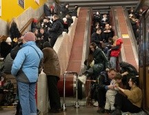 Habitantes de Kiev se refugian en una estación del tren subterráneo. AP/E. Lukatsky