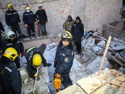 El paso de las horas y las bajas temperaturas dificultan los trabajos de los rescates. EFE