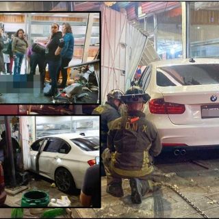 Adolescente estrella un BMW contra puesto de tacos; reportan tres heridos