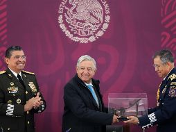 El encuentro se dio en el marco de la ceremonia por el 08 aniversrio de la Fuerza Aérea Mexicana. EFE / PRESIDENCIA DE MÉXICO