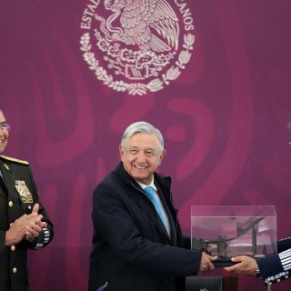 Agradece comandante de la Fuerza Aérea Mexicana apoyo de López Obrador