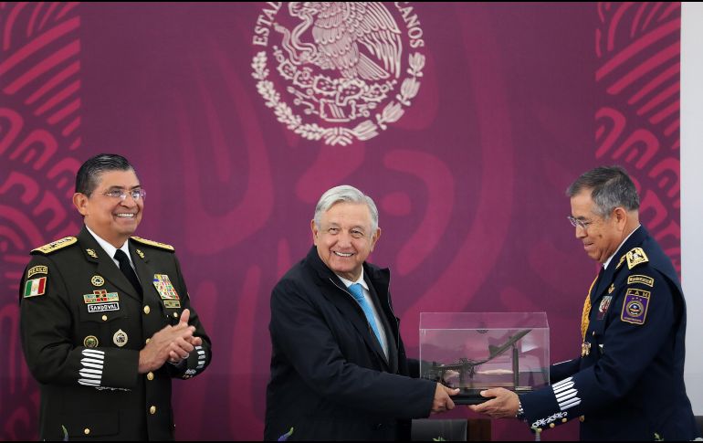 El encuentro se dio en el marco de la ceremonia por el 08 aniversrio de la Fuerza Aérea Mexicana. EFE / PRESIDENCIA DE MÉXICO