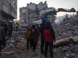 Barrios enteros de rascacielos quedaron reducidos a metal retorcido, hormigón pulverizado y cables expuestos. AP