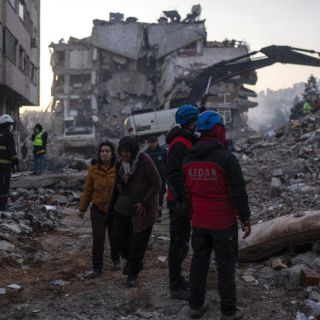 Rescates ofrecen cierto alivio entre devastación en Turquía