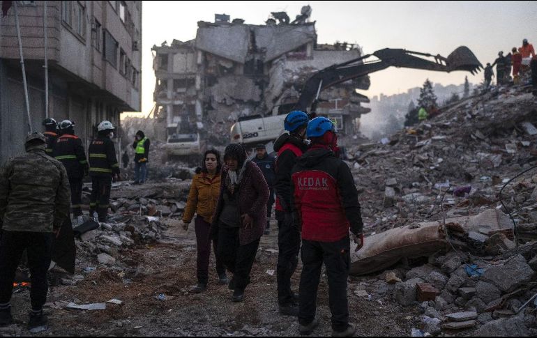 Barrios enteros de rascacielos quedaron reducidos a metal retorcido, hormigón pulverizado y cables expuestos. AP