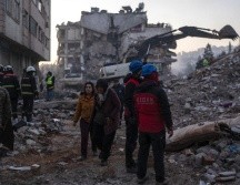 Barrios enteros de rascacielos quedaron reducidos a metal retorcido, hormigón pulverizado y cables expuestos. AP