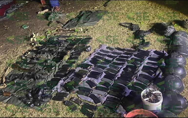 Cinco camionetas de lujo, equipo táctico, armas y cargadores con cartuchos útiles también fueron asegurados. SUN