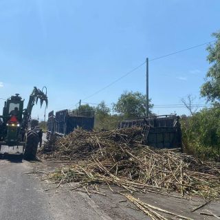 Vuelca camión cargado con cañas en carretera Guadalajara-Ameca; provoca caos vial