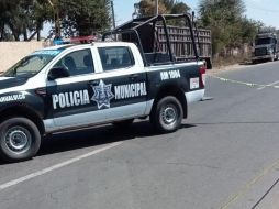 Al lugar acudieron policías municipales quienes encontraron a un joven de aproximadamente 27 años tirado en la carretera. CORTESÍA