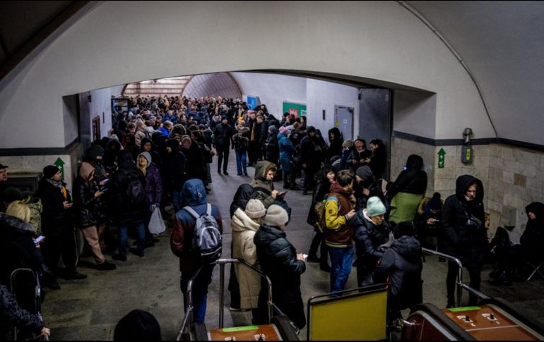 En Kiev, ante el estruendo de las alarmas antiaéreas, los habitantes se refugiaron en el metro de la capital. AFP