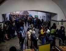 En Kiev, ante el estruendo de las alarmas antiaéreas, los habitantes se refugiaron en el metro de la capital. AFP