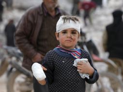 Los equipos de rescate salvaron este viernes a varios niños de entre los escombros. AFP