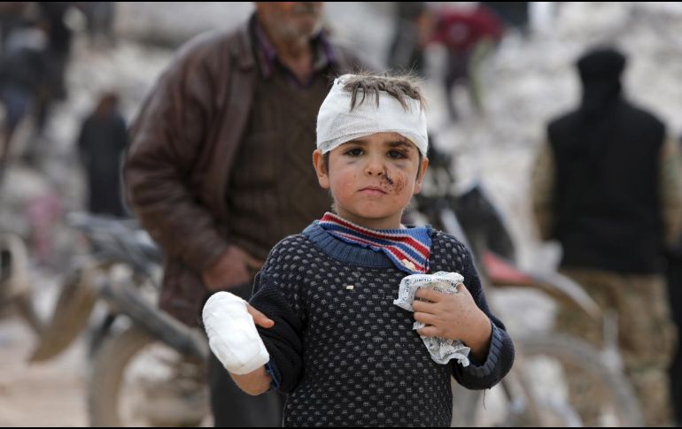 Los equipos de rescate salvaron este viernes a varios niños de entre los escombros. AFP
