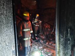 En viviendas vecinas los rescatistas revisaron que no hubiera daño estructural o algún otro riesgo. CORTESÍA /  Bomberos Zapopan