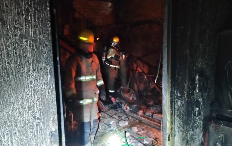 En viviendas vecinas los rescatistas revisaron que no hubiera daño estructural o algún otro riesgo. CORTESÍA /  Bomberos Zapopan