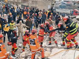Rescatistas trabajan sin descanso para ayudar a las personas atrapadas, antes de que sea demasiado tarde. EFE
