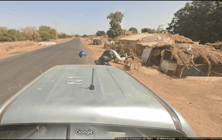 Fue captado el momento exacto en que el vehículo encargado de tomar dichas imágenes atropella a un motociclista. ESPECIAL / Google Maps