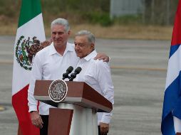 A las 08:30 horas, el Presidente Andrés Manuel López Obrador recibió al pie de la escalinata del avión a su homólogo de la isla, quien llegó acompañado por su esposa Lis Cuesta Peraza. SUN / D. S. Sánchez