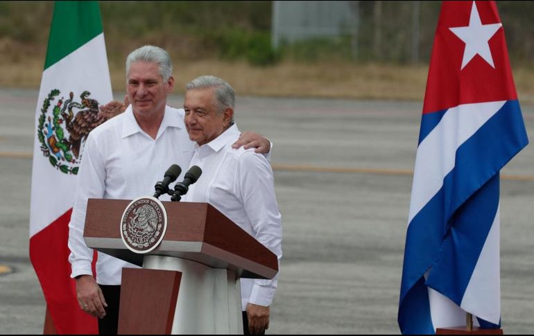 A las 08:30 horas, el Presidente Andrés Manuel López Obrador recibió al pie de la escalinata del avión a su homólogo de la isla, quien llegó acompañado por su esposa Lis Cuesta Peraza. SUN / D. S. Sánchez