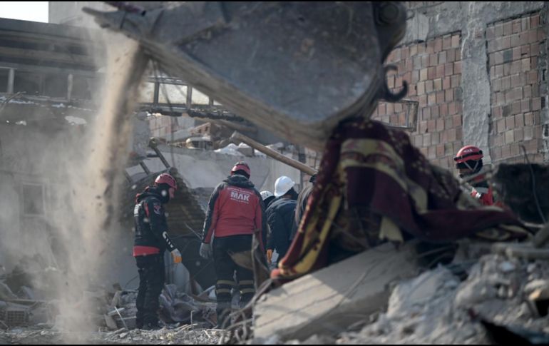 Brigadistas siguen rescatando sobrevivientes de entre los escombros. AFP