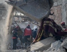 Brigadistas siguen rescatando sobrevivientes de entre los escombros. AFP